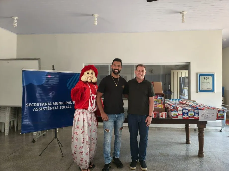 Crianças e adultos participam de passeio solidário da Carreta da Alegria, contribuindo com alimentos para entidades de Três Lagoas (Foto - Divulgação)