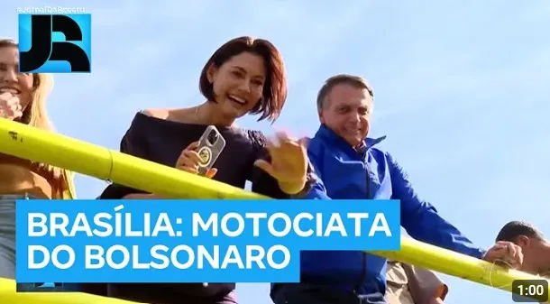 Ex-presidente Jair Bolsonaro participa de motociata com apoiadores em Brasília